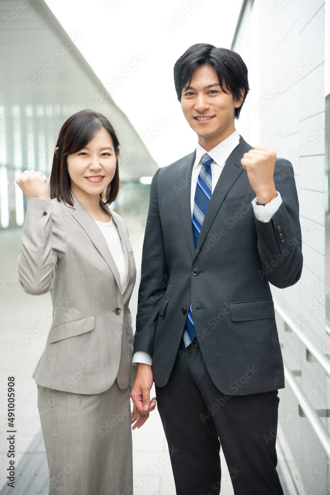 男女のビジネスパーソン
男女のビジネスパーソン
