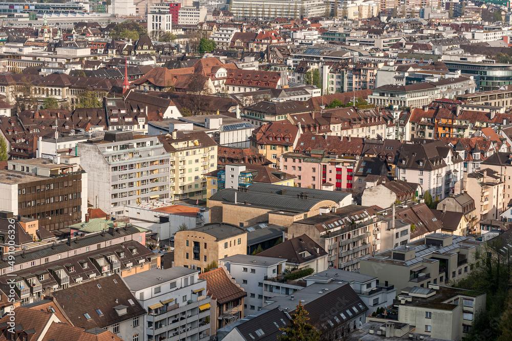 Das Häusermeer von Wohn- und Geschäftsgebäuden in der Innenstadt von Luzern, im gleichnamigen Kanton in der Schweiz aus der Vogelperspektive