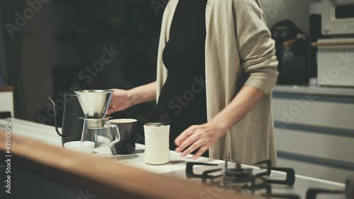 ドリップコーヒーを淹れる女性 photo