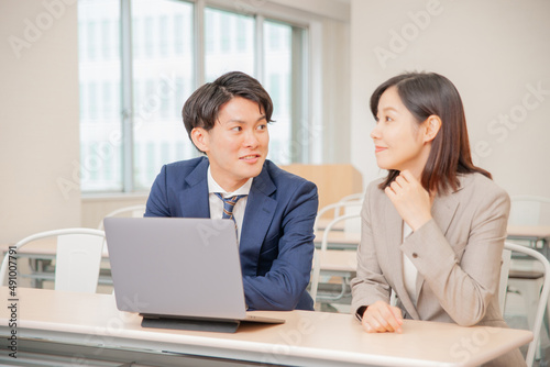 ミーティングをするビジネスパーソン
