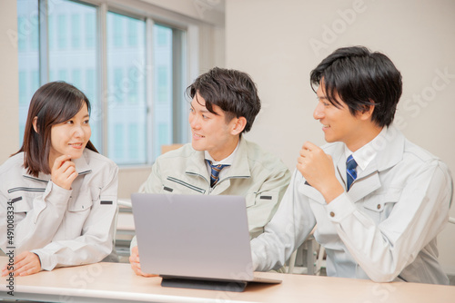 作業着をきてミーティング
