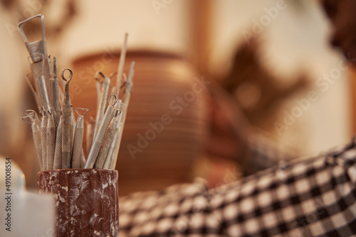 Foto Miscellaneous ceramic instruments applied by experienced potter