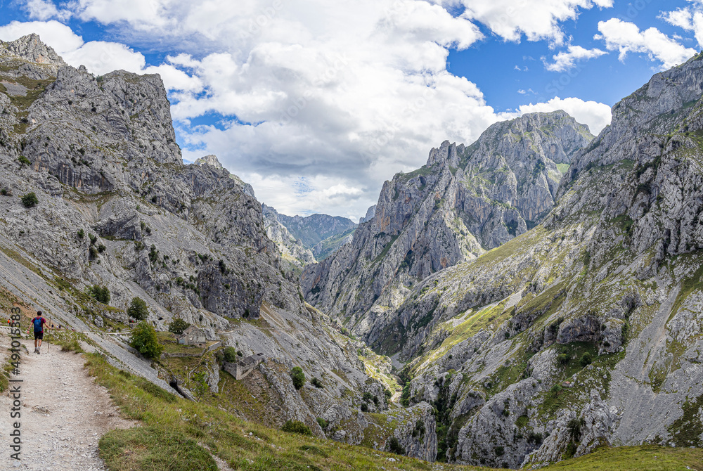 Vistas de senderistas en un camino en el acantilado de la montaña del Cares desde Poncebos en Asturias, para senderistas amantes de la naturaleza y excursiones , en el verano de 2020