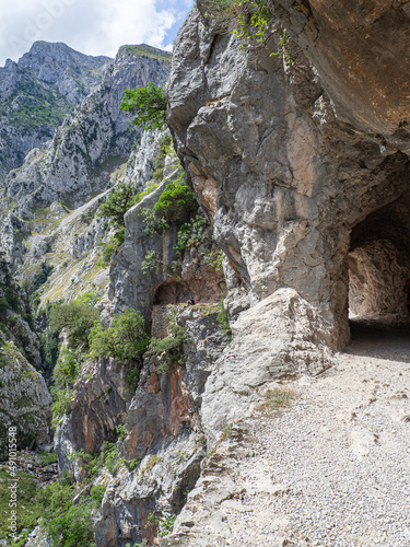Cuevas excavadas en la Ruta del Cares desde Poncebos en Asturias, para senderistas amantes de la naturaleza y excursiones de montaña, en el verano de 2020