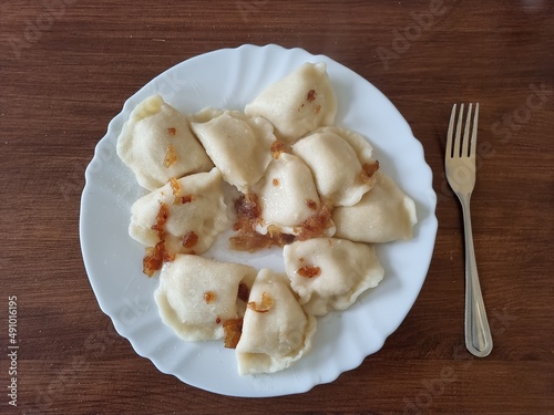 Polskie pierogi przygotowane na obiad na talerzu.