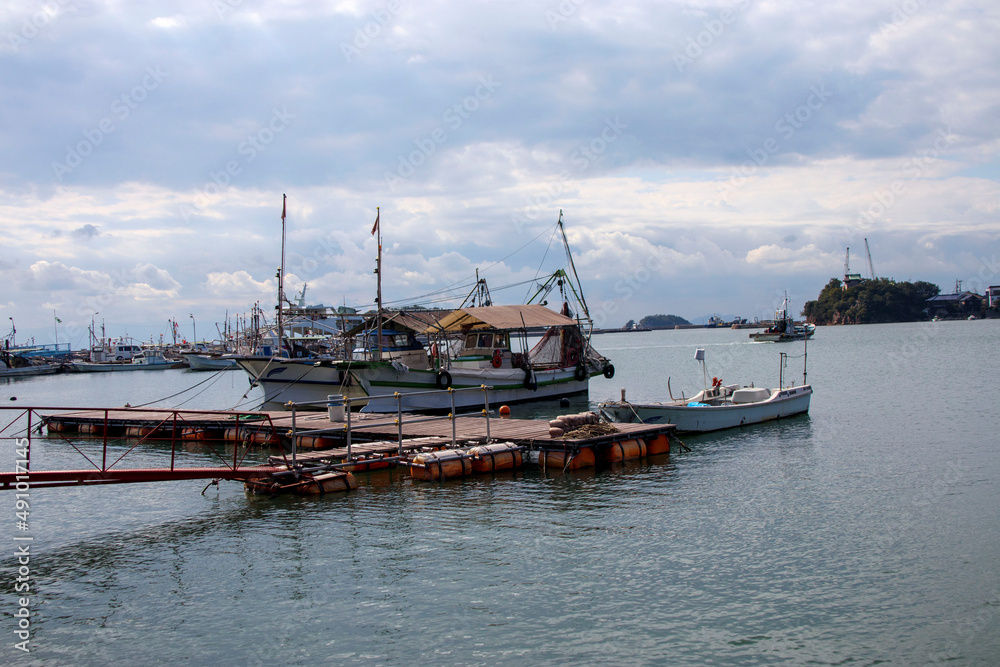 Fototapeta premium 鞆の浦の湾内に停まる船