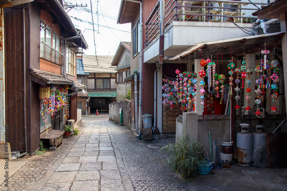 日本の古い家の前に飾られた折り紙の飾り