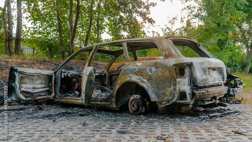 Spalone auta na parkingu photo