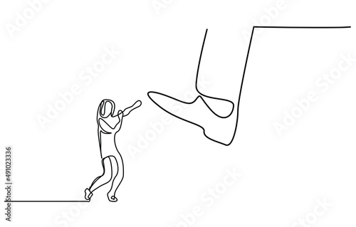 Valokuva A shrunken woman defends herself not to take the place of a great man