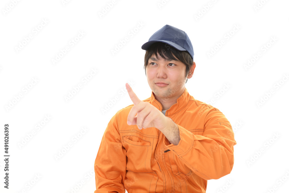 指さす作業員