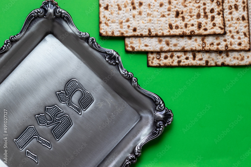 Naklejka premium A set of matzah next to a silver tray with the words 
