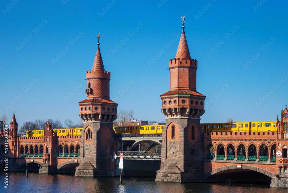the oberbaumbrücke in berlin connects the districts of Kreuzberg and Friedrichshain. 