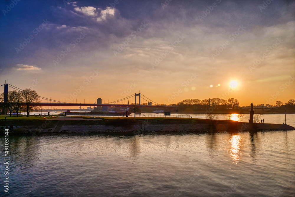 Blick auf den Rhein und eine Brücke in Duisburg Ruhrort bei Sonnenuntergang
