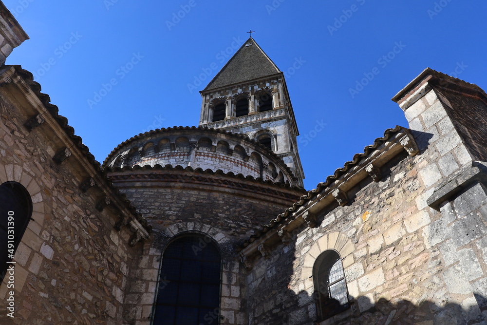 L'abbaye Saint Philibert, ancien monastère de style roman, vue de l'extérieur, ville de Tournus, département de Saône et Loire, France