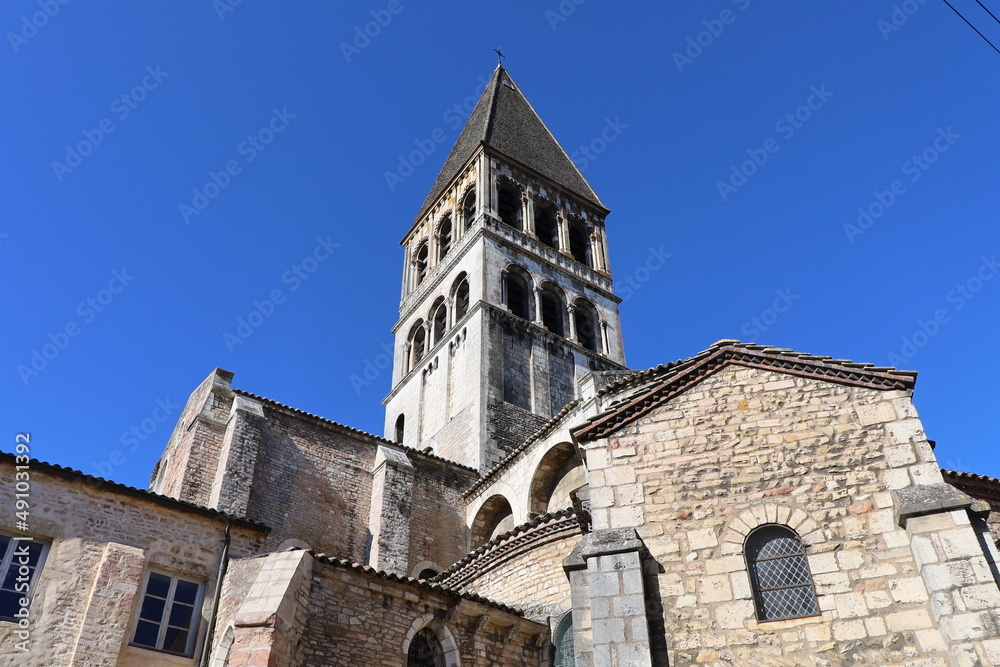 L'abbaye Saint Philibert, ancien monastère de style roman, vue de l'extérieur, ville de Tournus, département de Saône et Loire, France