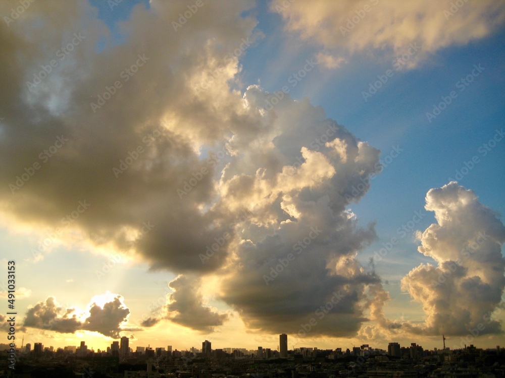 光溢れる都会の日の出と雲の風景