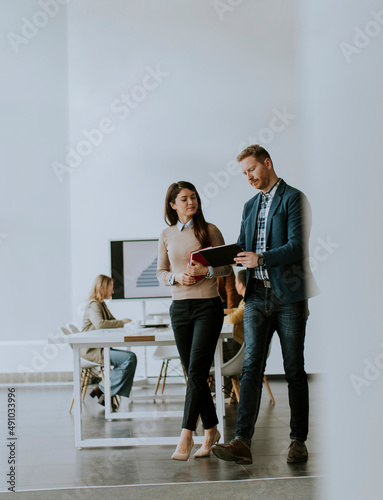 Young entrepreneur couple w...