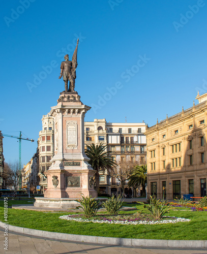 Statue de l'amiral Antonio de Oquendo - Place Okendo - San Sebastian (Donostia) - espagne photo