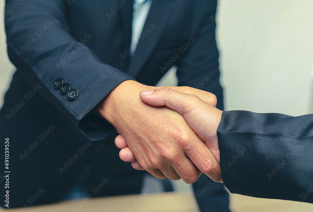 Obraz premium Partnership Business handshake shaking hands finishing, Business owners shake hands to agree to work.Partners hold hands to accept work.Businessman agree concept