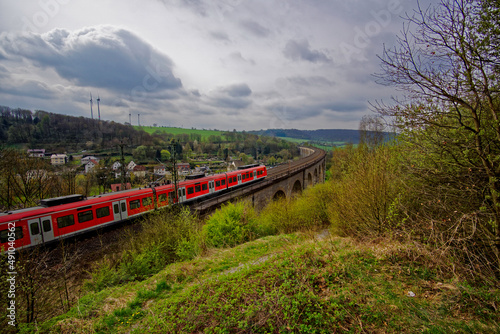 Zug überquert das Altenbekener Viadukt, Europas längste Kalksteinbrücke