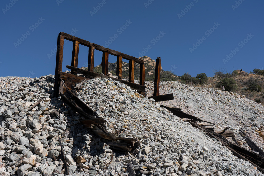 Ταπετσαρία A wooden structure and tailings at an old mining site in the mountains of Arizon