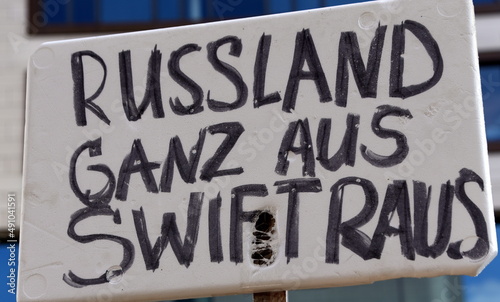 Schild auf einer Ukraine-Demo: "Russland ganz aus Swift raus"