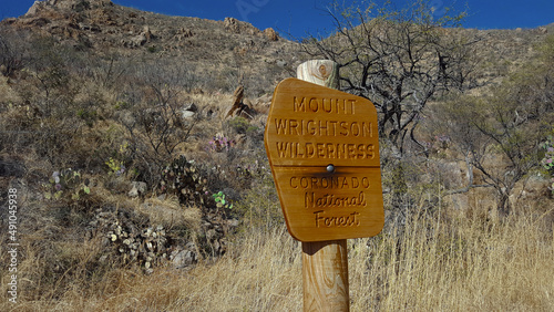 Valokuva A wilderness boundary sign in the Arizona mountains