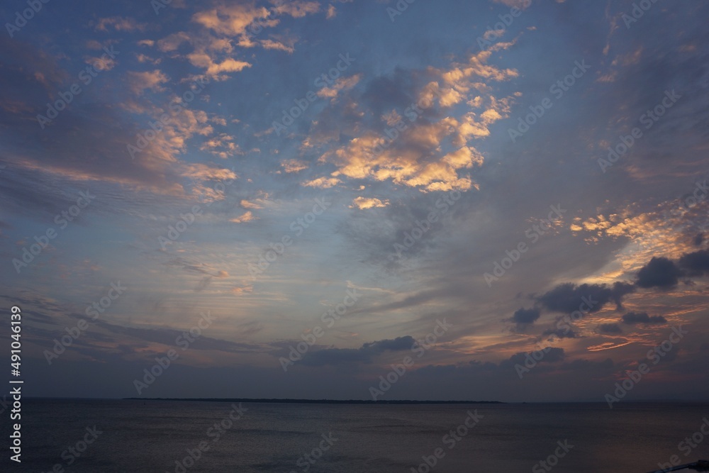 石垣島夕暮れの海と空