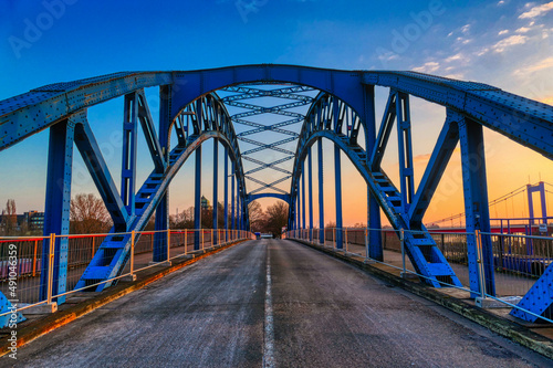 Historische blaue Brücke am Hafen in Duisburg Ruhrort
