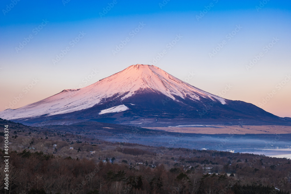 朝焼けに染まる富士山と山中湖　冬景