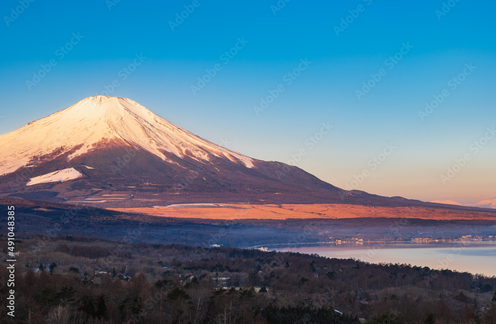 Naklejka premium 朝焼けに染まる富士山と山中湖 冬景