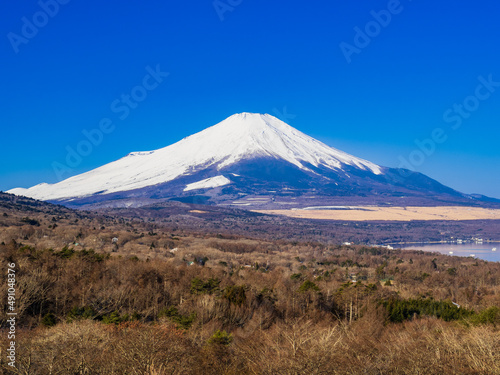 冬の富士山と山中湖