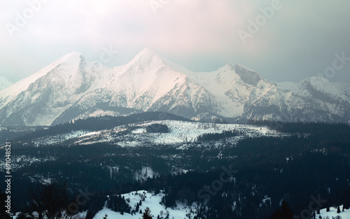 Fototapeta Naklejka Na Ścianę i Meble -  Zimowy widok z przełęczy nad Łapszanką na Tatry  Wysokie i Podhale. 