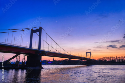Brücke über den Rhein in Duisburg Ruhrort © hespasoft