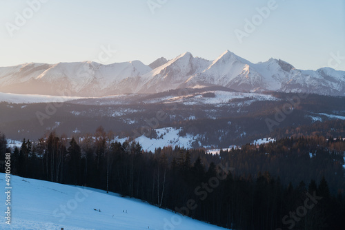 Fototapeta Naklejka Na Ścianę i Meble -  Zimowy widok z przełęczy nad Łapszanką na Tatry  Wysokie i Podhale. 