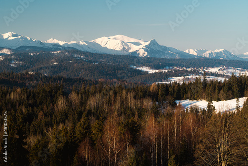 Zimowy widok z przełęczy nad Łapszanką na Tatry  Wysokie i Podhale.  © Piotr Szpakowski