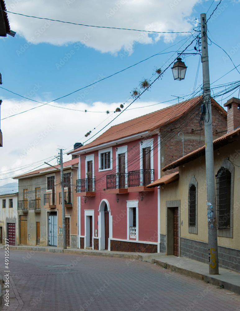 fotografia arquitectonica colonial de casas antiguas y estructuras viejas, perspectiva de casas coloridas 