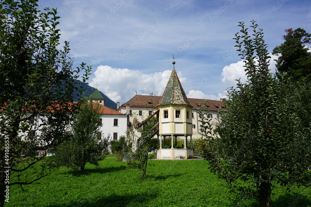 historischer Obstgarten mit Gebäuden vom Kloster Neustift, Brixen, Südtirol im Hintergrund