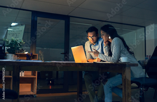 Fotografie Making important decisions together to improve their chances at success