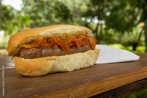 boerewors roll with relish and napkin