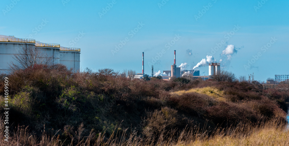 Paysage industriel au milieu de la lande et de la nature Paysage industriel au milieu de la lande et de la nature
