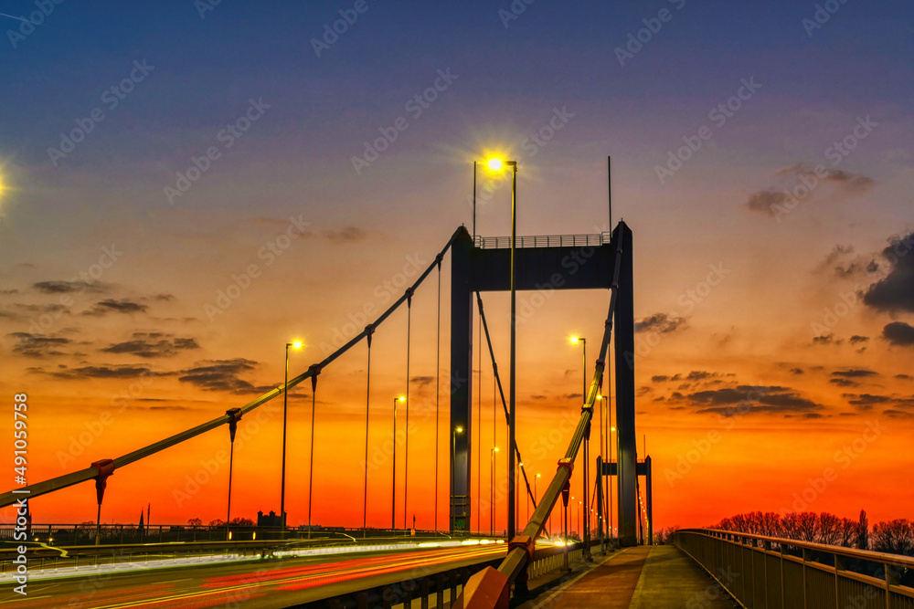 Obraz premium Brücke in Duisburg Ruhrort in der Abenddämmerung mit Lichtspuren