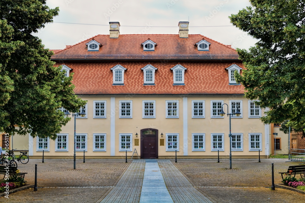 niesky, deutschland - haus der stadtbibliothek am zinzendorfplatz