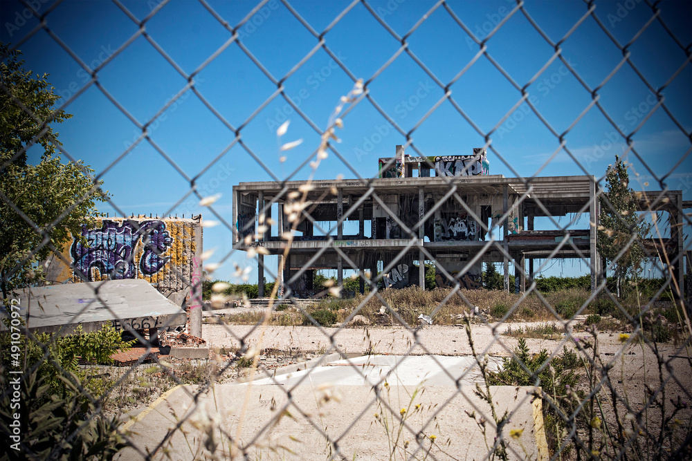 Fototapeta premium Building in ruins, with graffiti art