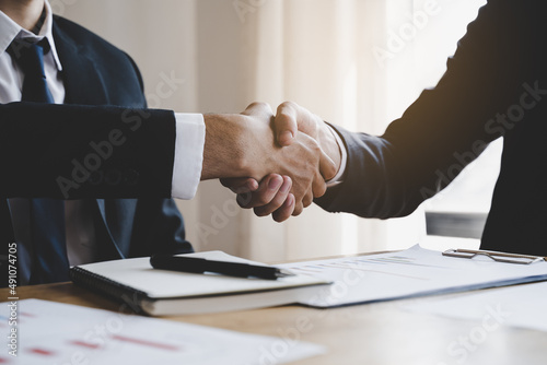 Carta da parati hand of client and banker shaking hands  on the meeting table after business inv