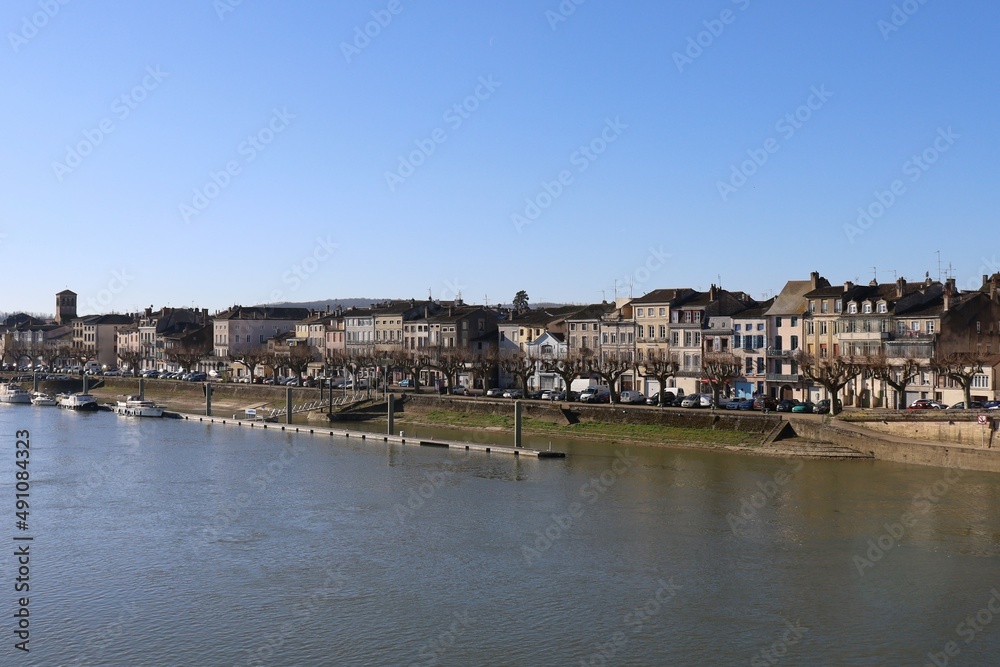 La ville de Tournus le long de la rivière Saône, vue d'ensemble, ville de Tournus, département de Saône et Loire, France