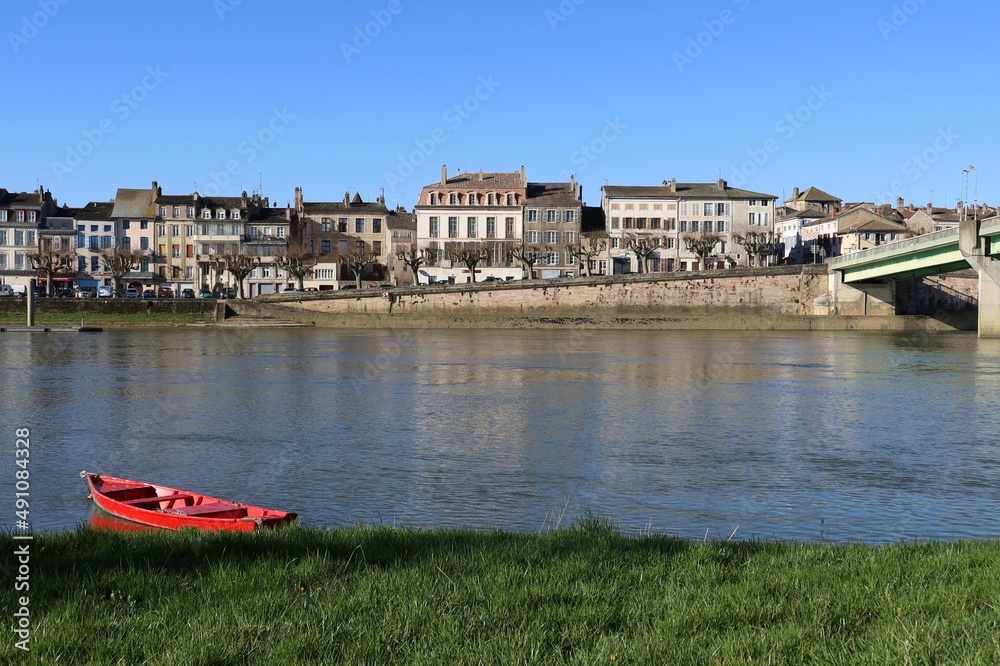 Obraz premium La ville de Tournus le long de la rivière Saône, vue d'ensemble, ville de Tournus, département de Saône et Loire, France