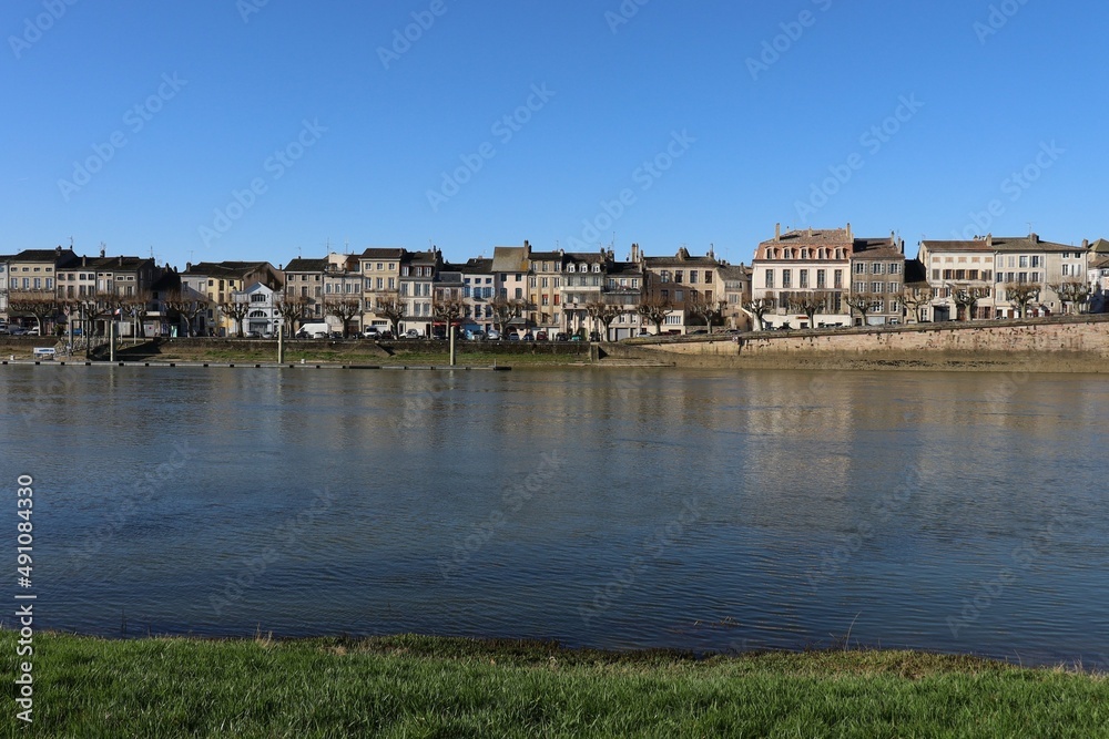 Obraz premium La ville de Tournus le long de la rivière Saône, vue d'ensemble, ville de Tournus, département de Saône et Loire, France