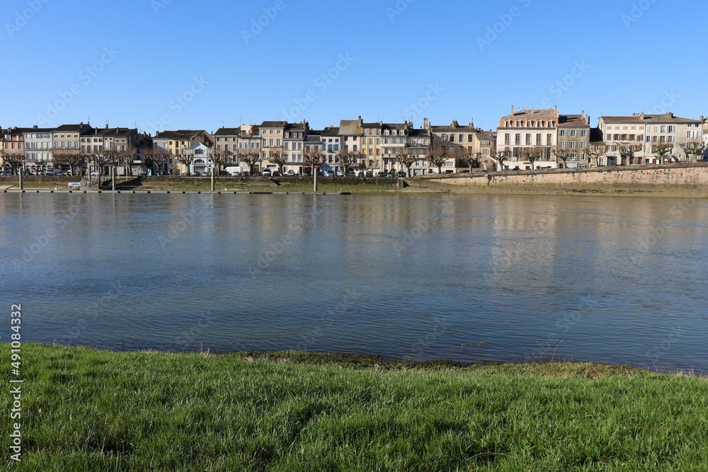 Fototapeta premium La ville de Tournus le long de la rivière Saône, vue d'ensemble, ville de Tournus, département de Saône et Loire, France