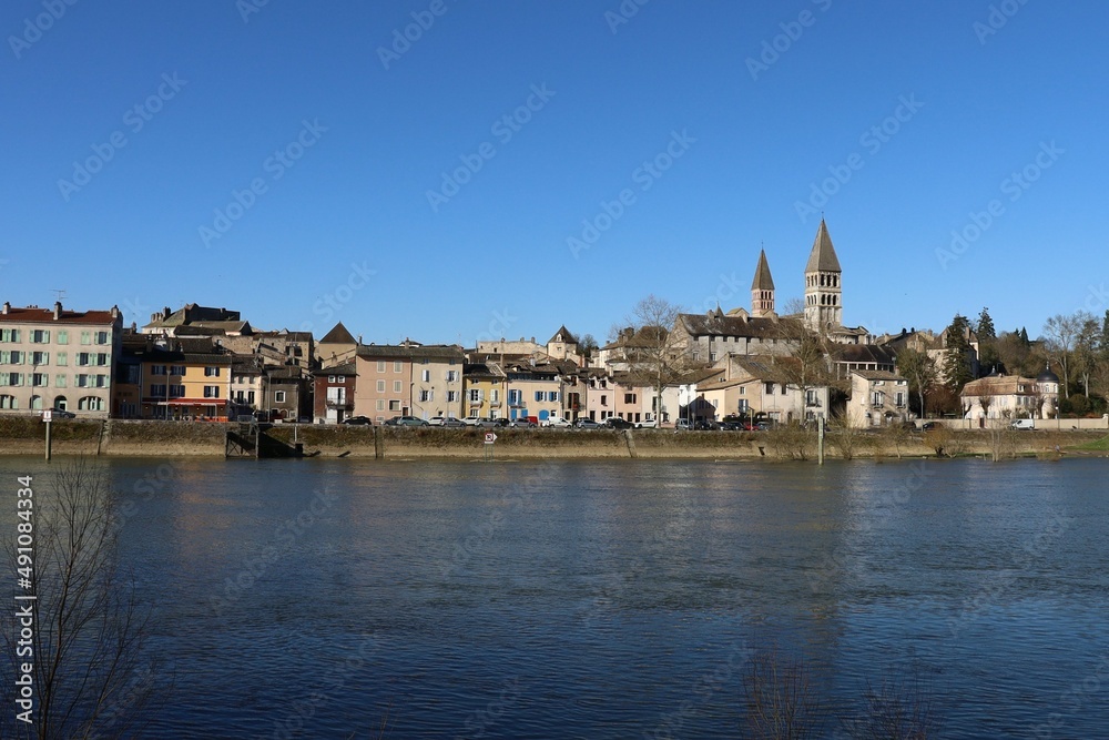 La ville de Tournus le long de la rivière Saône, vue d'ensemble, ville de Tournus, département de Saône et Loire, France